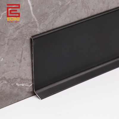 Perfiles de tabla de aluminio de baja altura de pared de metal negro en casa