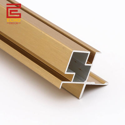 Moldura de panel de pared con moldura superior moderna de zócalo, oro mate