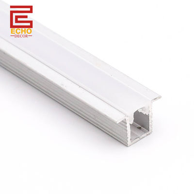 La luz LED es impermeable y tiene un perfil de aluminio delgado de 20 mm.