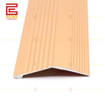 Antideslizante autoadhesivo de aluminio reducidor de suelo de transición de las tiras de longitud 2-3m/Trim exterior de la teja de la esquina personalizado
